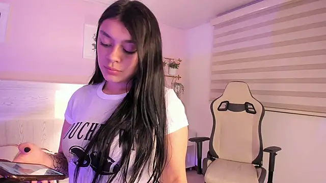 Snapshot of Lummii_ chatting on April 2026 02:27:02 AM Lummii online show from April 2026 02:27:02 AM