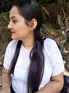 yissela92 online show from February 2026 06:19:01 PM