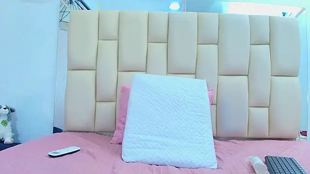 Snapshot of Lana_Sliim chatting on February 2026 12:15:01 PM Lana Sliim online show from February 2026 12:15:01 PM