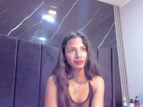 Juna Hyl online show from February 2026 02:00:01 AM