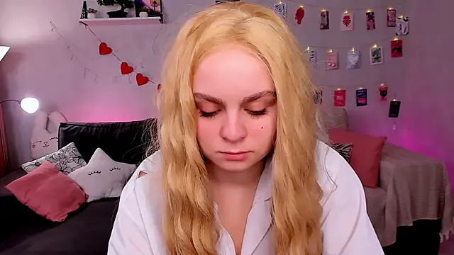 Snapshot of VivienAllen chatting on March 2026 02:24:01 AM VivienAllen online show from March 2026 02:24:01 AM