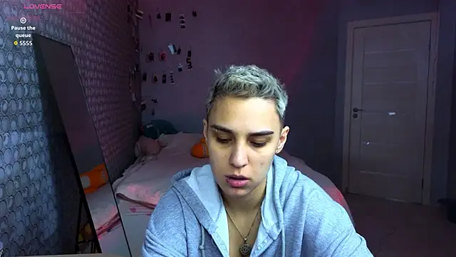 LuxuryLoverss online show from March 2026 11:04:01 AM