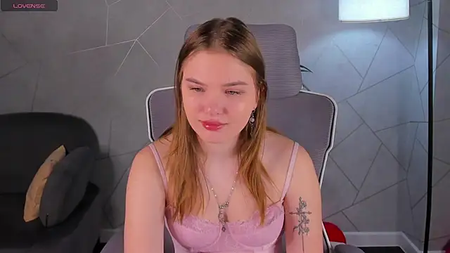 Snapshot of Saraa_Broown chatting on March 2026 01:01:02 AM Saraa Broown online show from March 2026 01:01:02 AM