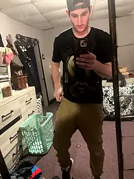 Snapshot of Aarondeweese27 chatting on February 2026 12:08:01 AM Aarondeweese27 online show from February 2026 12:08:01 AM