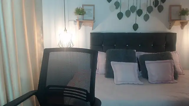 Emma hassani online show from March 2026 02:07:02 PM