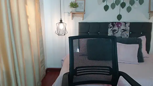 Emma hassani online show from April 2026 02:00:02 PM