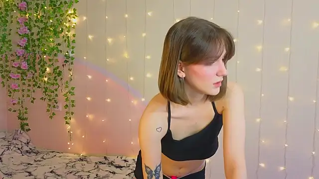Snapshot of PeachyWhisper chatting on May 2026 07:03:01 AM PeachyWhisper online show from May 2026 07:03:01 AM