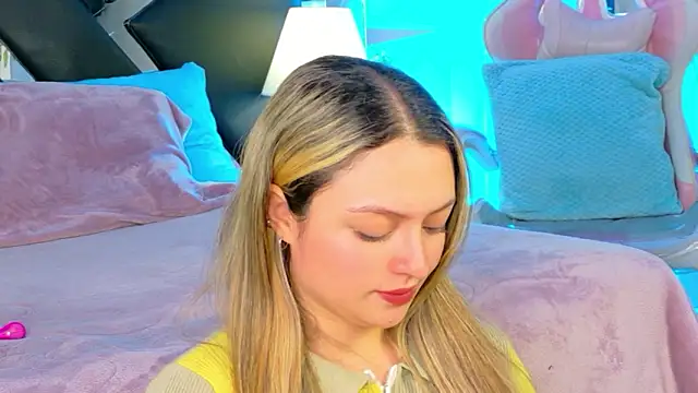 Giigii Hadid  online show from February 2026 08:18:01 PM