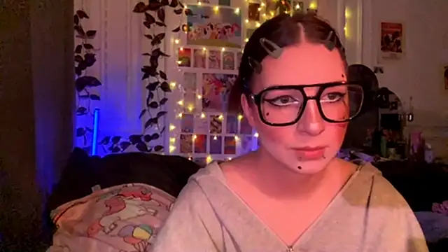 Snapshot of moonvampiq chatting on February 2026 10:08:02 PM moonvampiq online show from February 2026 10:08:02 PM