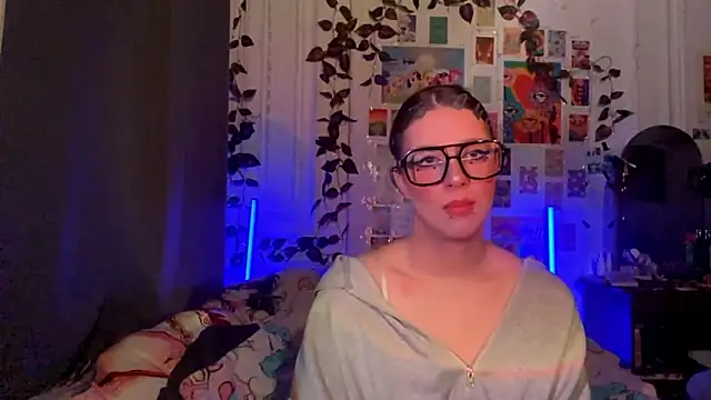 Snapshot of moonvampiq chatting on February 2026 08:09:01 PM moonvampiq online show from February 2026 08:09:01 PM