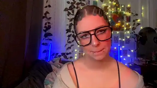 Snapshot of moonvampiq chatting on March 2026 03:25:01 PM moonvampiq online show from March 2026 03:25:01 PM