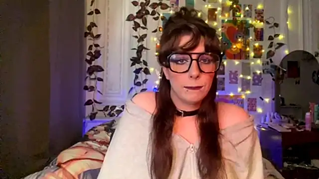 Snapshot of moonvampiq chatting on March 2026 06:03:01 PM moonvampiq online show from March 2026 06:03:01 PM