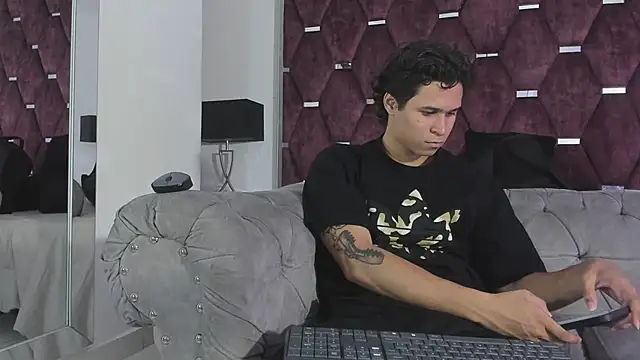 Snapshot of TonyBenedetti chatting on July 2026 08:33:02 PM TonyBenedetti online show from July 2026 08:33:02 PM