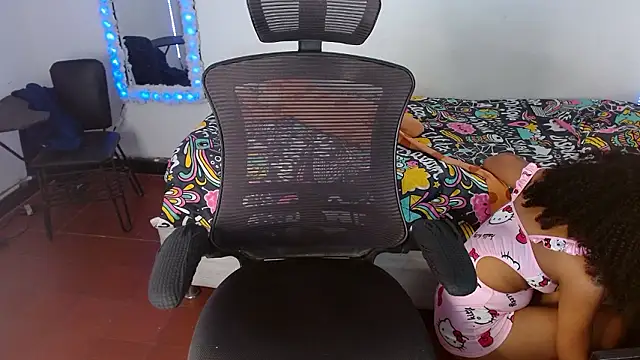 Snapshot of Skinny__hott chatting on February 2026 01:45:02 PM Skinny hott online show from February 2026 01:45:02 PM