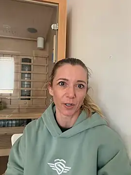 Snapshot of FitAnna chatting on February 2026 01:23:02 PM FitAnna online show from February 2026 01:23:02 PM