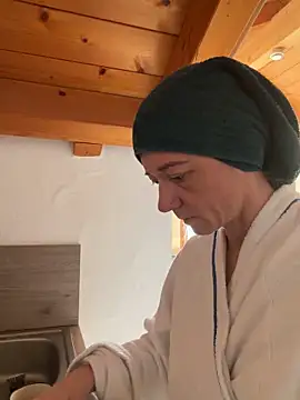 Snapshot of FitAnna chatting on March 2026 09:04:01 AM FitAnna online show from March 2026 09:04:01 AM