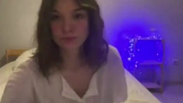 AliveCute online show from April 2026 06:58:02 PM