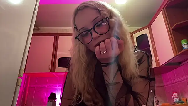 Snapshot of Mollywannatouch chatting on February 2026 06:51:02 PM Mollywannatouch online show from February 2026 06:51:02 PM