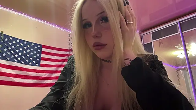 Snapshot of Mollywannatouch chatting on March 2026 08:15:02 PM Mollywannatouch online show from March 2026 08:15:02 PM