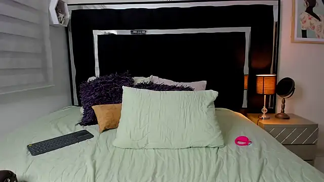 Tiana moon online show from May 2026 11:01:04 PM