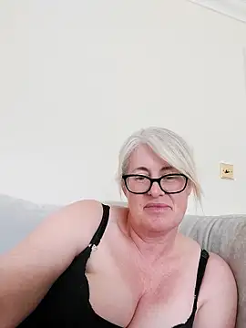 FlirtyFleur-x online show from April 2026 02:22:02 PM