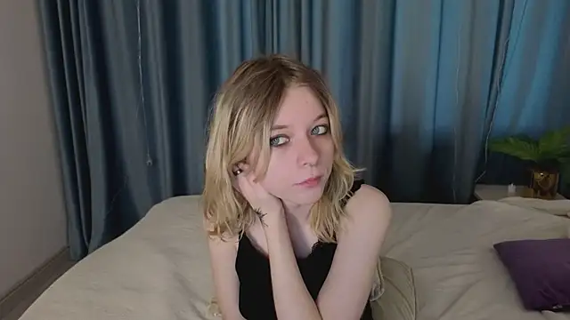 Snapshot of MollySally chatting on May 2026 04:06:02 AM MollySally online show from May 2026 04:06:02 AM