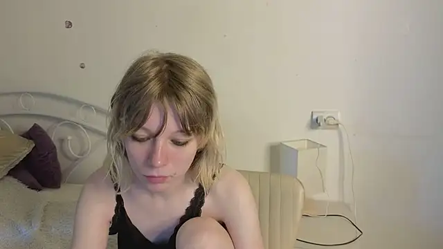 Snapshot of MollySally chatting on June 2026 04:10:02 AM MollySally online show from June 2026 04:10:02 AM
