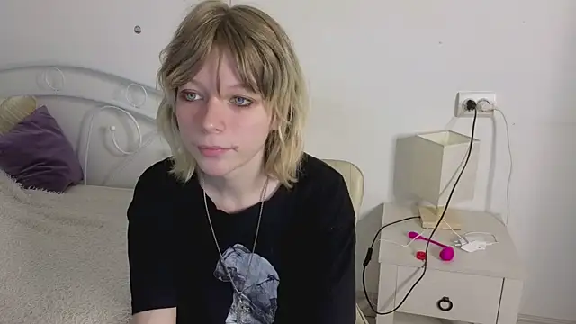 Snapshot of MollySally chatting on June 2026 04:11:01 AM MollySally online show from June 2026 04:11:01 AM