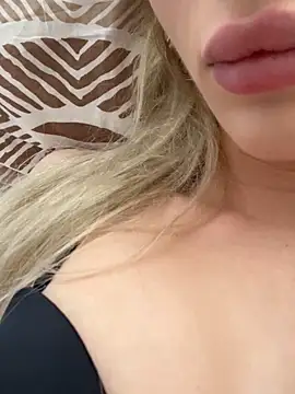 Snapshot of Sarisinpanterr chatting on April 2026 01:22:01 PM Sarisinpanterr online show from April 2026 01:22:01 PM