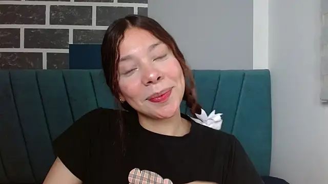 Snapshot of Sweet_kitty_05 chatting on May 2026 12:40:02 AM Sweet kitty 05 online show from May 2026 12:40:02 AM