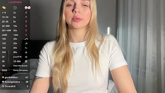 AlexaDeviliciouss online show from April 2026 07:58:01 PM