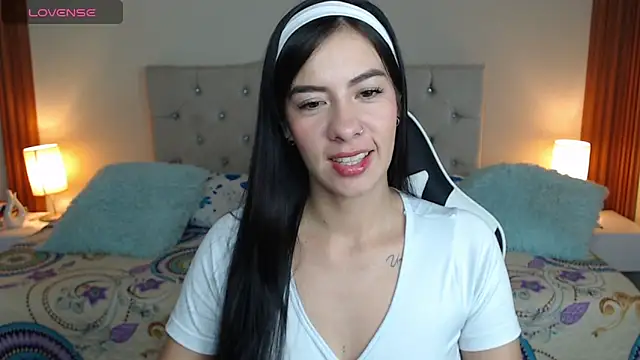 Snapshot of emiily_skinny chatting on April 2026 03:23:02 AM emiily skinny online show from April 2026 03:23:02 AM