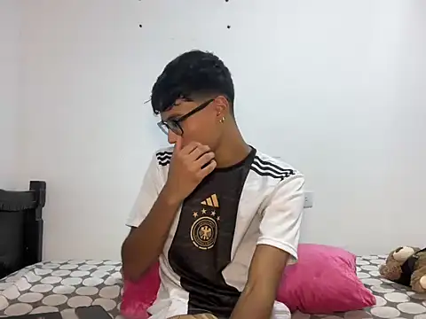 Snapshot of DeividBigCock23 chatting on March 2026 06:35:02 PM DeividBigCock23 online show from March 2026 06:35:02 PM