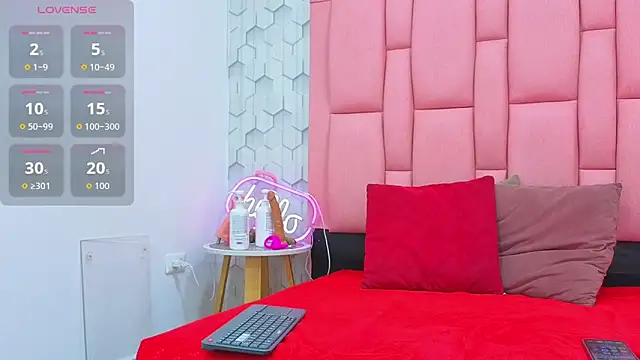 ashlleyray online show from June 2026 07:04:02 PM