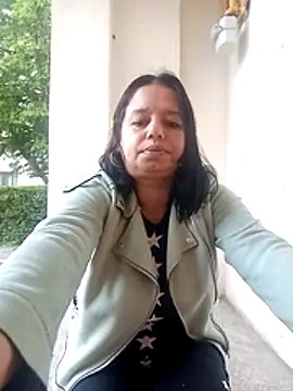 Snapshot of roxana_e43 chatting on April 2026 04:30:01 AM roxana e43 online show from April 2026 04:30:01 AM