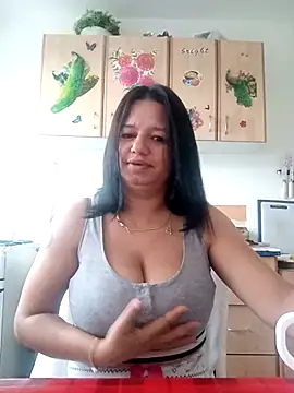 Snapshot of roxana_e43 chatting on May 2026 04:39:02 AM roxana e43 online show from May 2026 04:39:02 AM