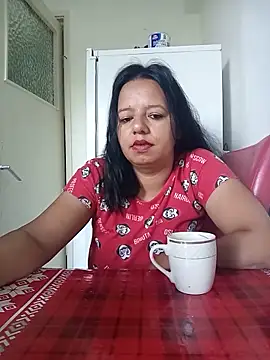 Snapshot of roxana_e43 chatting on June 2026 05:46:01 AM roxana e43 online show from June 2026 05:46:01 AM