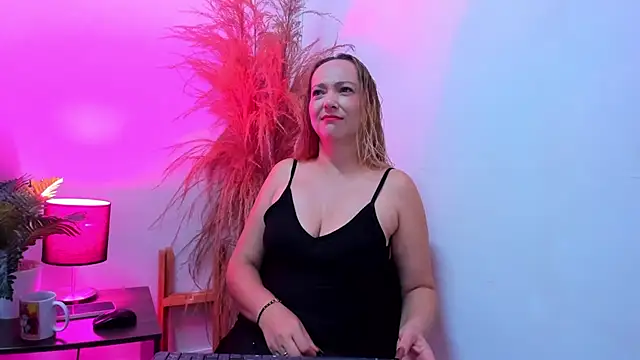 Snapshot of KahiaSmith chatting on July 2026 01:04:02 PM KahiaSmith online show from July 2026 01:04:02 PM