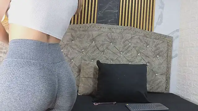 LyraenBlue online show from May 2026 06:25:01 PM