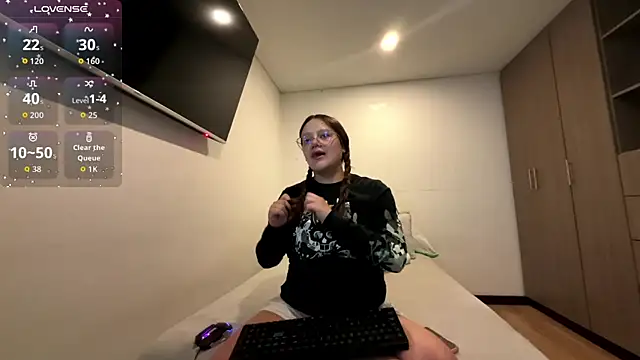 Sarahhh 0 online show from June 2026 12:33:02 AM