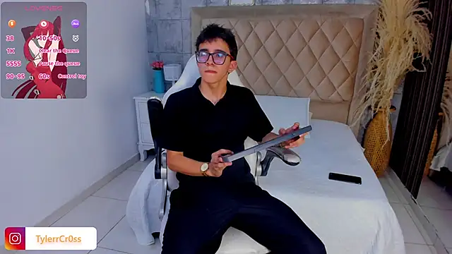 TylerCross  online show from April 2026 08:17:01 PM