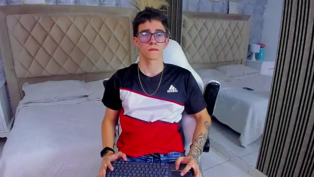 TylerCross  online show from April 2026 08:35:02 PM