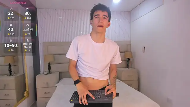 TylerCross  online show from April 2026 08:32:01 PM