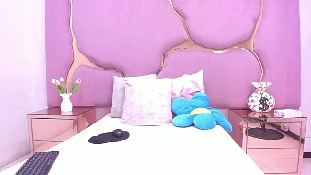 LaurendPink online show from March 2026 02:33:01 PM