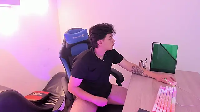 Melody and Max online show from April 2026 03:43:02 AM