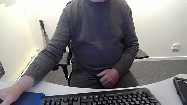 Snapshot of Buggemann chatting on April 2026 03:44:01 AM Buggemann online show from April 2026 03:44:01 AM