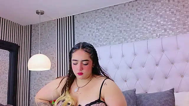 Snapshot of VioletMonroee chatting on March 2026 03:56:02 AM VioletMonroee online show from March 2026 03:56:02 AM