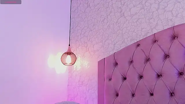 saraa joness  online show from April 2026 05:01:02 PM