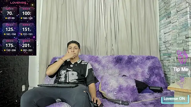NoahAndBunny online show from June 2026 11:33:01 AM
