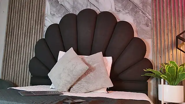  charlotte quee  online show from March 2026 01:44:01 PM